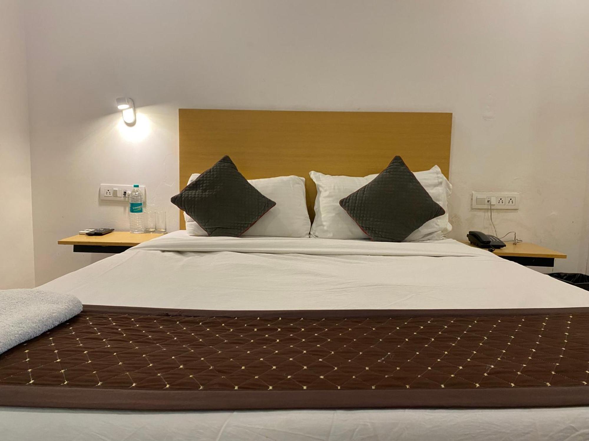 ניו דלהי Qotel Hotel Ip Residency East Delhi Preet Vihar מראה חיצוני תמונה