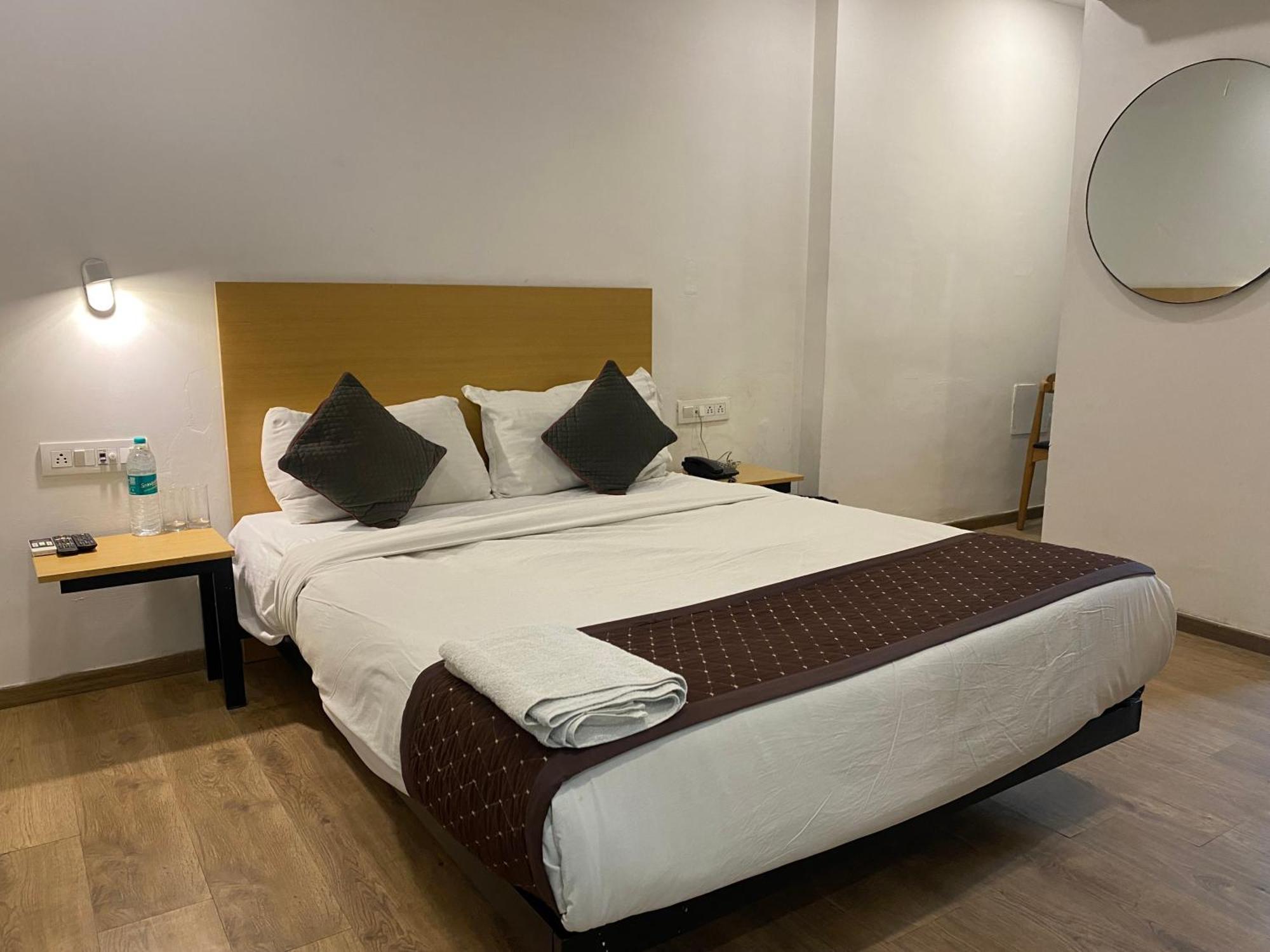 ניו דלהי Qotel Hotel Ip Residency East Delhi Preet Vihar מראה חיצוני תמונה
